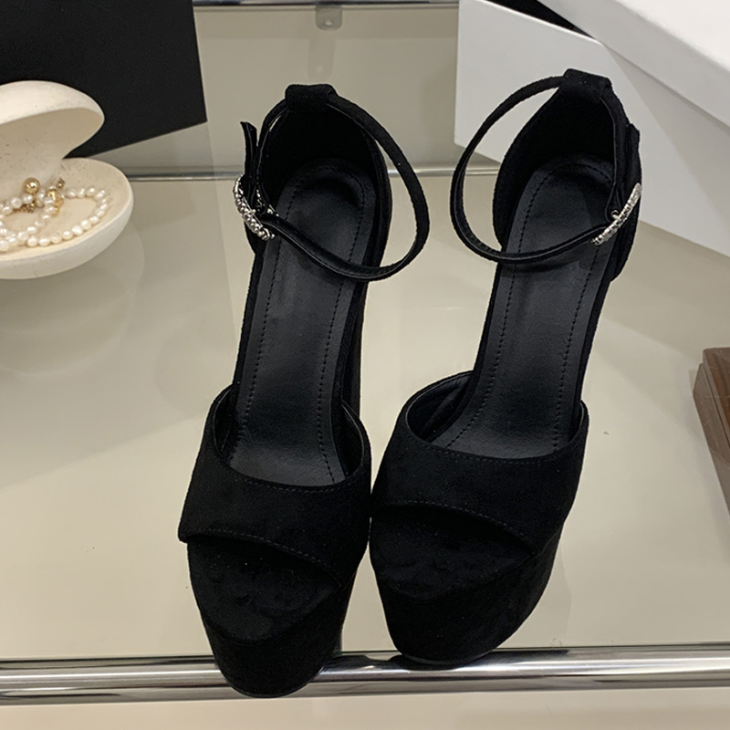 Seksowne sandały na platformie – Thong Flat Sandal recenzja i cena